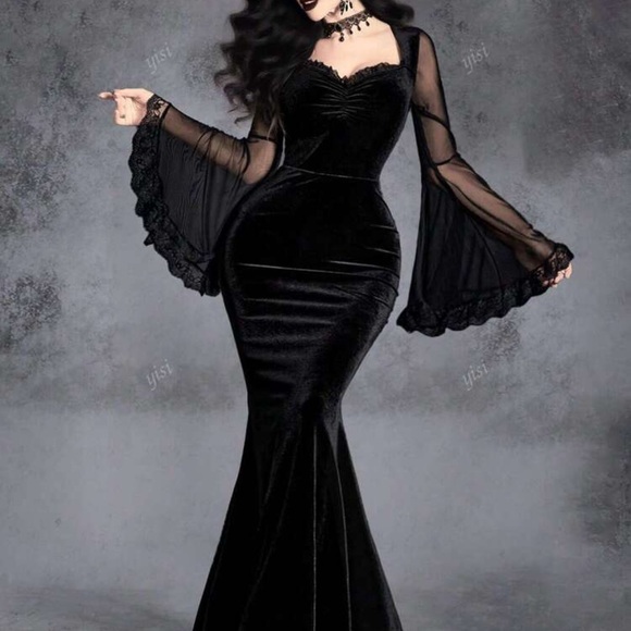 Elegant Black Velvet Evening Gown - Picture 1 of 2